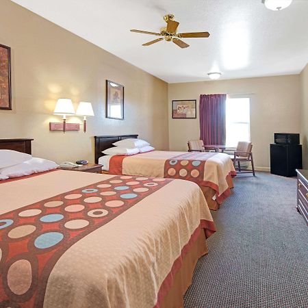 Super 8 By Wyndham St. Louis Airport Hotel Woodson Terrace Екстериор снимка