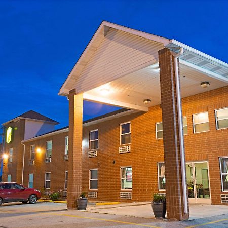Super 8 By Wyndham St. Louis Airport Hotel Woodson Terrace Екстериор снимка