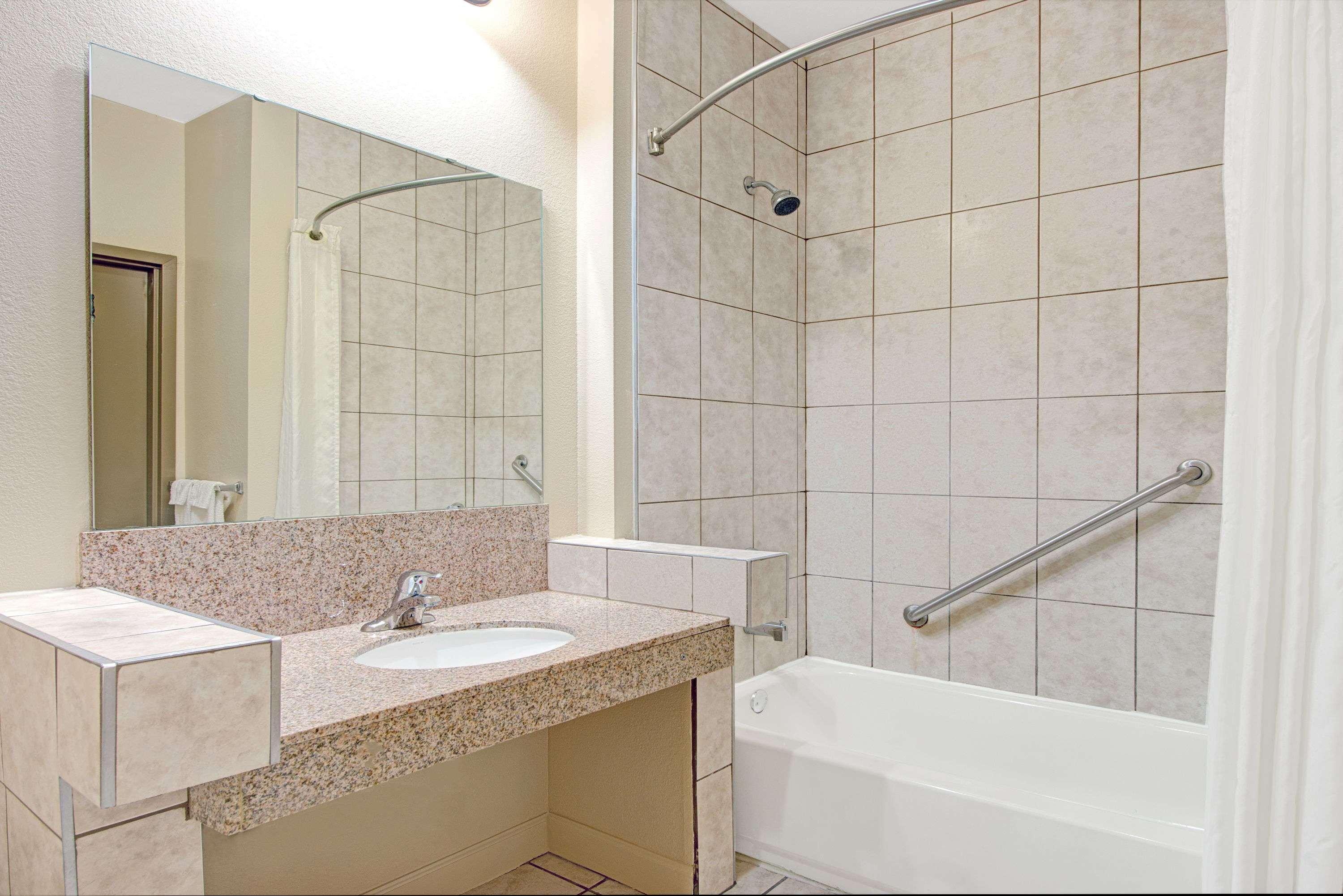 Super 8 By Wyndham St. Louis Airport Hotel Woodson Terrace Екстериор снимка