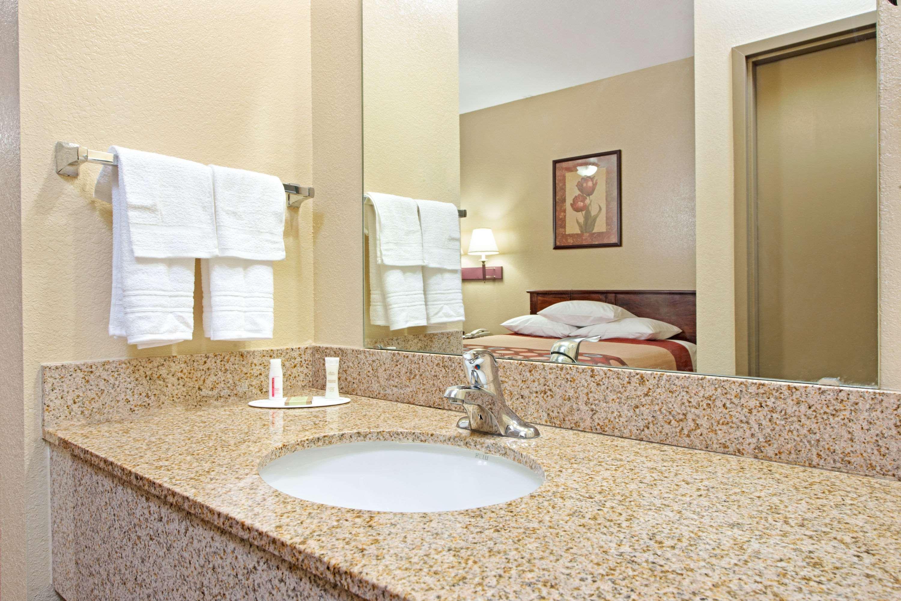 Super 8 By Wyndham St. Louis Airport Hotel Woodson Terrace Екстериор снимка