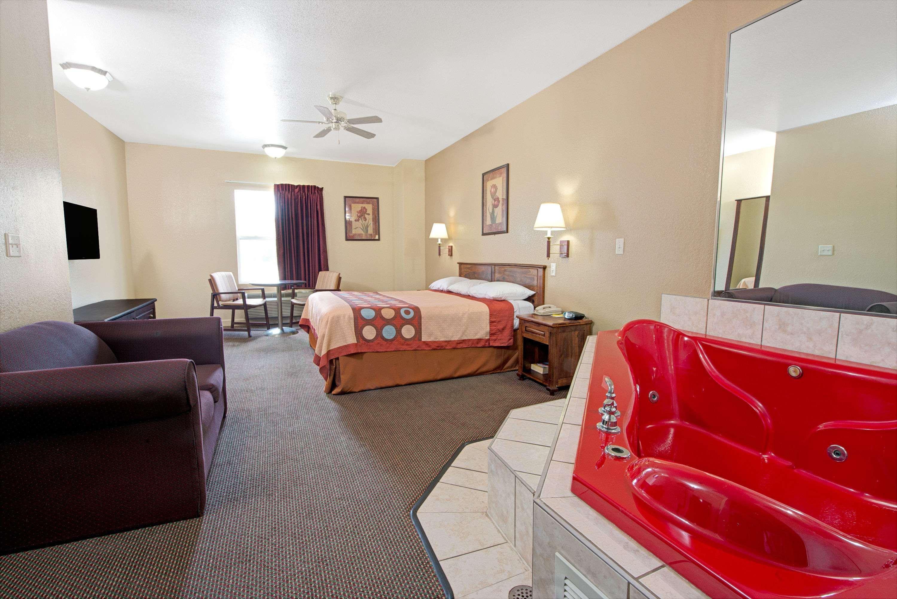 Super 8 By Wyndham St. Louis Airport Hotel Woodson Terrace Екстериор снимка