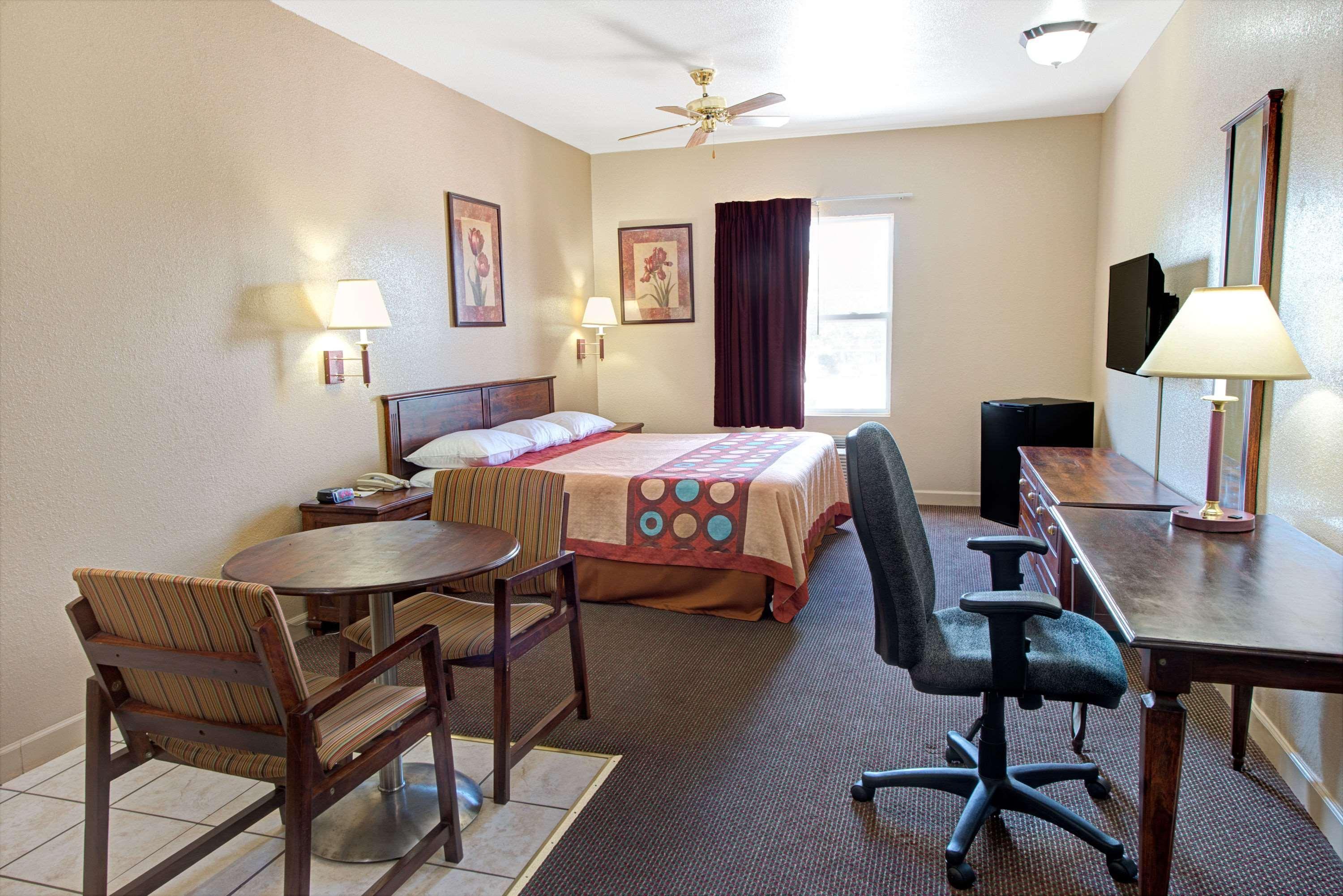 Super 8 By Wyndham St. Louis Airport Hotel Woodson Terrace Екстериор снимка