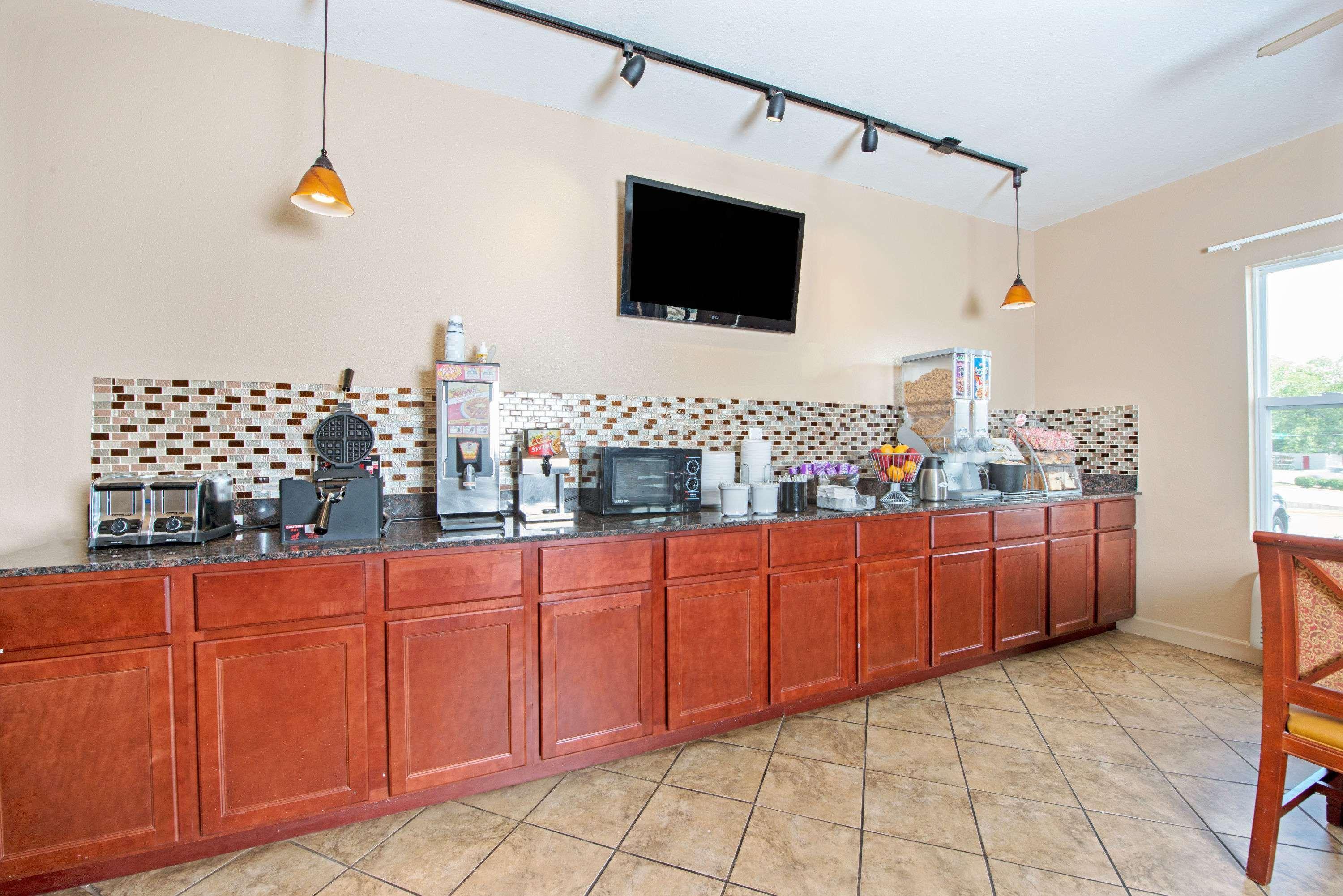Super 8 By Wyndham St. Louis Airport Hotel Woodson Terrace Екстериор снимка
