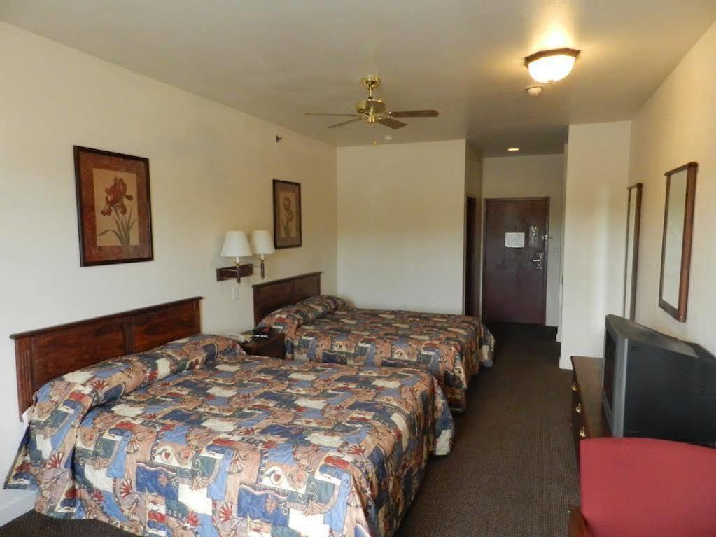 Super 8 By Wyndham St. Louis Airport Hotel Woodson Terrace Екстериор снимка
